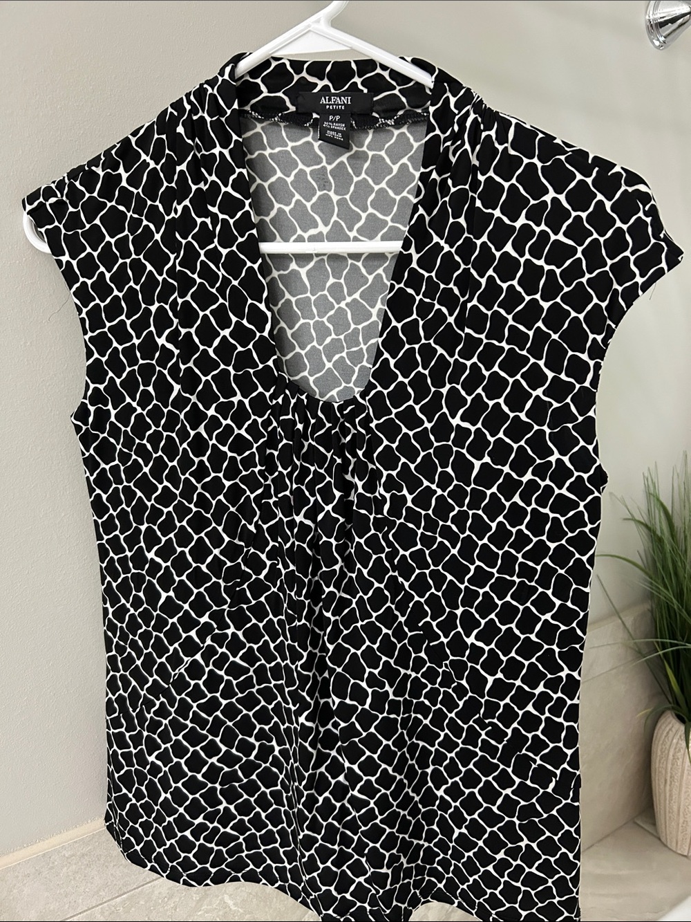 Alfani Black & White Geometric Cap-Sleeve V-Neck Blouse